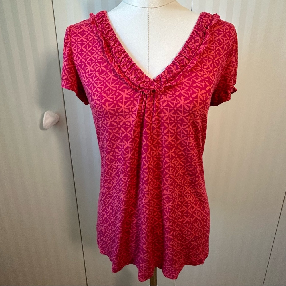 Banana Republic pink pattern ruffle vneck soft tee Size L